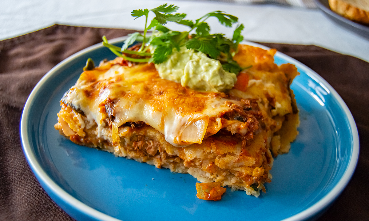 Pastel Azteca con Sardinas Calmex en Salsa de Tomate