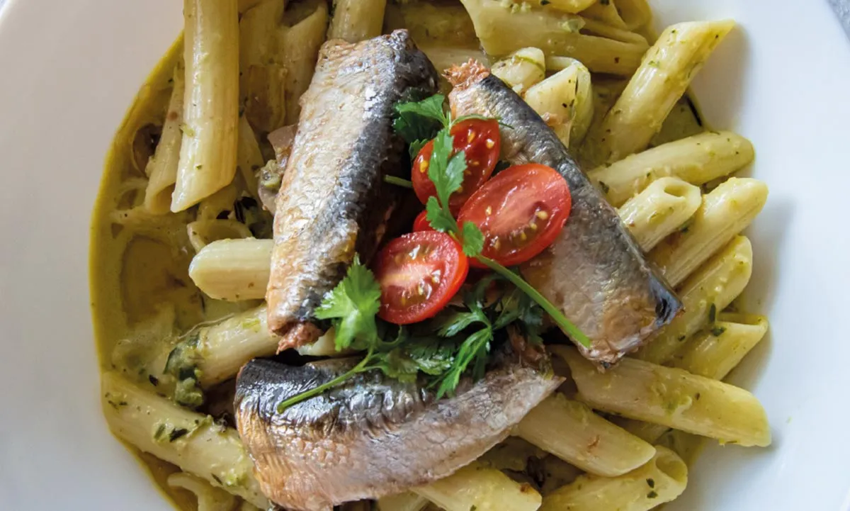 Pasta con champiñones y sardinas en aceite de oliva